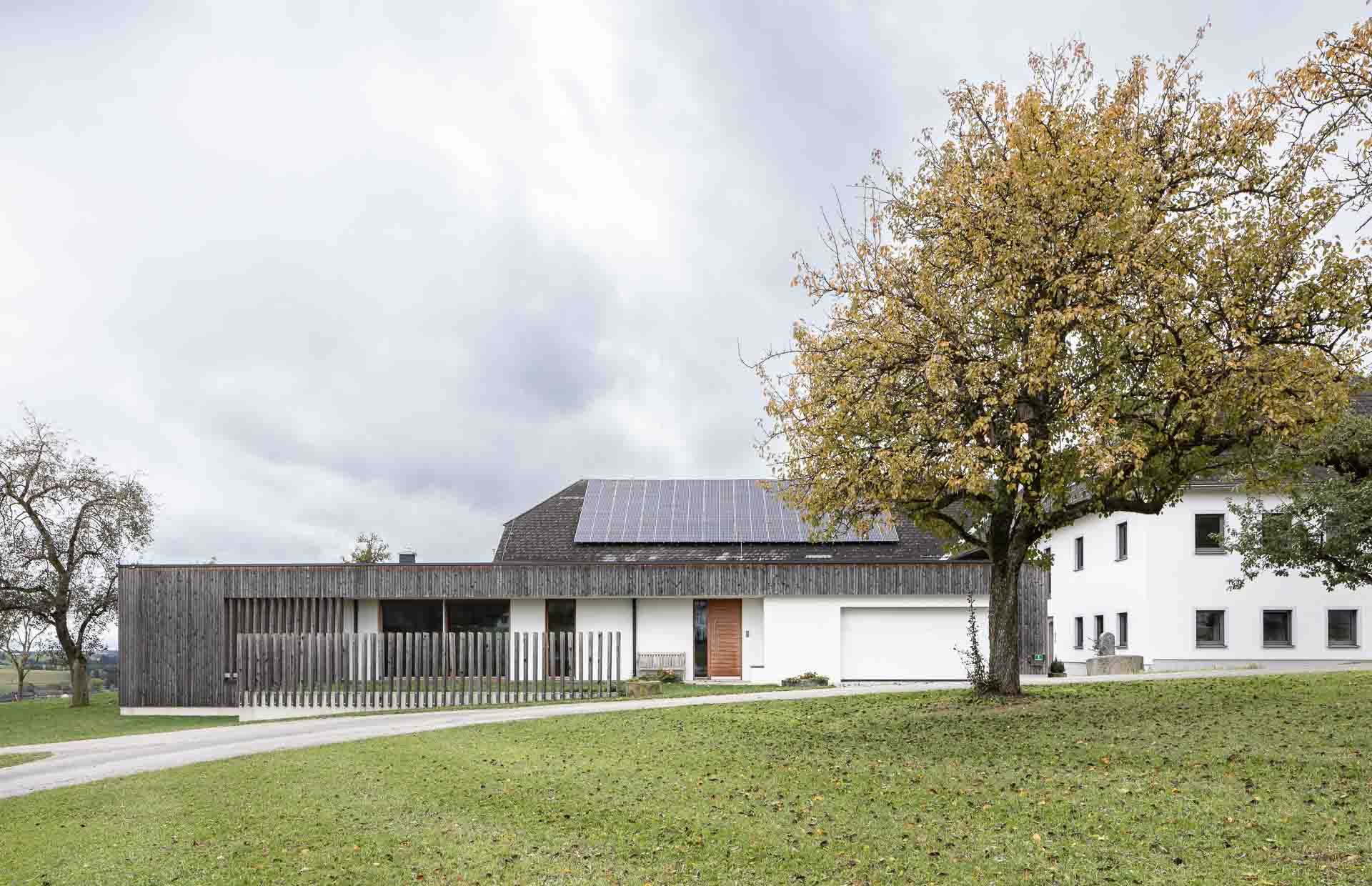 vergrautes holz, vergrauung, Holzlamellen, Bungalow mit Lärchenfassade, Hoferweiterung, moderne Fassade mit holzverkleidung
